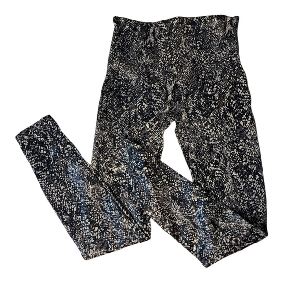 Spanx Faux Leather Snake Shine leggings in grey snake size Large Like New - Picture 6 of 10